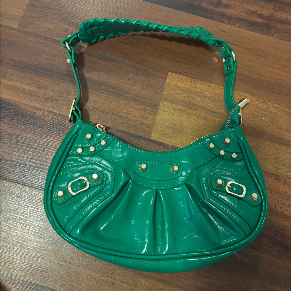 Shoulder bag with spikes